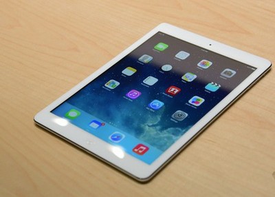 Nhìn tổng thể, iPad Air khá giống iPad mini phóng lớn