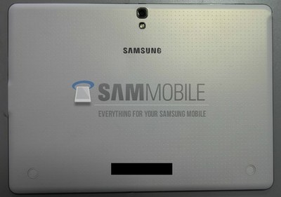 Mặt sau sản phẩm sử dụng chất liệu vỏ nhựa giống Galaxy S5