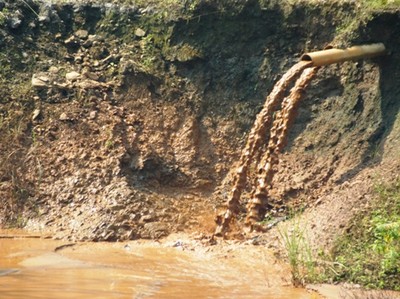 Bể chứa chất thải của doanh nghiệp (Ảnh: VietNamNet)