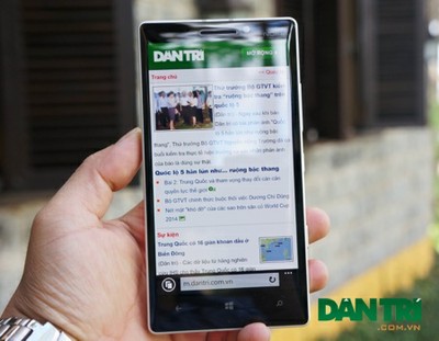 Máy dùng màn hình 5 inch độ phân giải 1.920 x 1.080 pixel