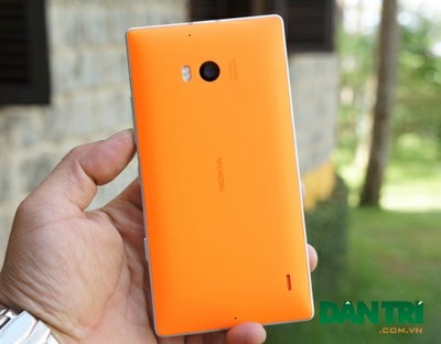 Toàn bộ mặt sau của máy, có 4 màu sác để người dùng lựa chọn như: cam, xanh, trắng và đen