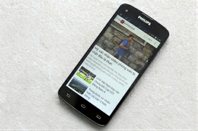Philips I908 với màn hình 5 inch Full HD.