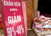 Đội đặc nhiệm quê ra Hà Nội gom hàng rẻ cho cả làng