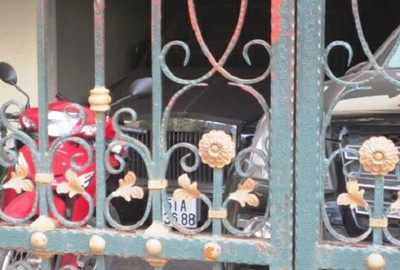 Sau khi chủ nhân vướng vòng lao lý, chiếc Phantom Rồng và Mercedes nằm im lìm trong nhà để xe