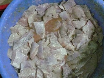 Cá ươn thối tẩm ướp với bột chiên, phụ gia từng chậu lớn.