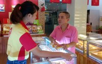 Thị trường bánh Trung thu nhộn nhịp nhờ nhu cầu biếu tặng