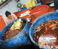 TPHCM: Bị thanh tra, cơ sở nhập sản phẩm chứa dầu ăn bẩn “cố thủ”