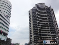 Vỡ mộng đua lên trời, tháp văn phòng thành xác lạnh