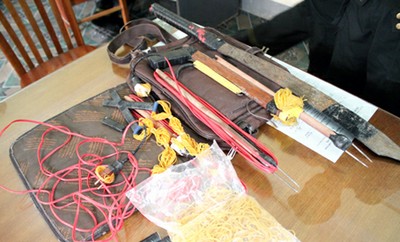 Số tang vật cảnh sát thu giữ được khi 2 đối tượng bỏ chạy. (Ảnh: Minh Khôi.)