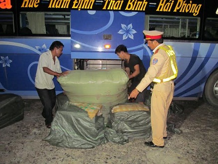 Quảng Bình: Bắt xe khách chở 250kg nội tạng động vật thối