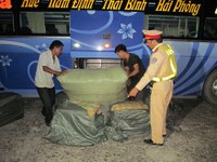 Quảng Bình: Bắt xe khách chở 250kg nội tạng động vật thối