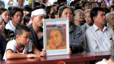Chồng chưa cưới và bố mẹ của chị Yến chít khăn tang, mang di ảnh đến dự tòa