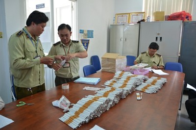 Lực lượng Quản lý thị trường tiến hành niêm phong mẫu thuốc lá giả để gửi đi kiểm tra
