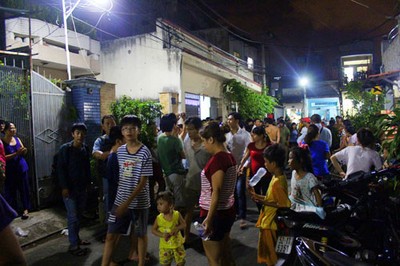 Người dân hẻm 21 vẫn chưa hết bàng hoàng, tập trung theo dõi vụ việc.