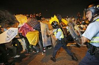 Hong Kong tiếp tục rung chuyển vì biểu tình, xung đột