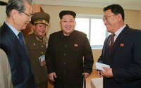Kim Jong Un bị nghi chống gậy đứng 'diễn'
