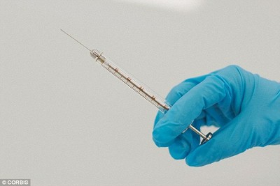 Botox sẽ giúp dây thanh âm ngắn lại, chùng và mềm hơn giúp giọng nói trầm hơn