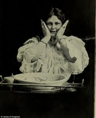 Bi hài những “bí quyết” làm đẹp của phụ nữ thế kỷ trước