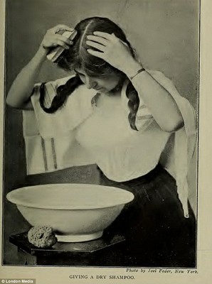 Một mẹo nhỏ khác được cho là có thể giúp xóa nếp nhăn là sử dụng thạch cao để… bôi lên mặt.