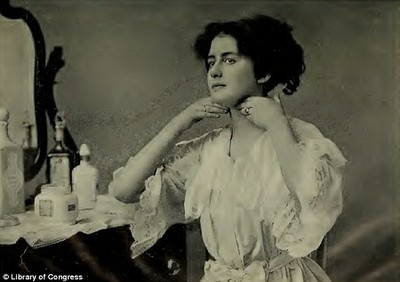 Một mẹo nhỏ khác được cho là có thể giúp xóa nếp nhăn là sử dụng thạch cao để… bôi lên mặt.