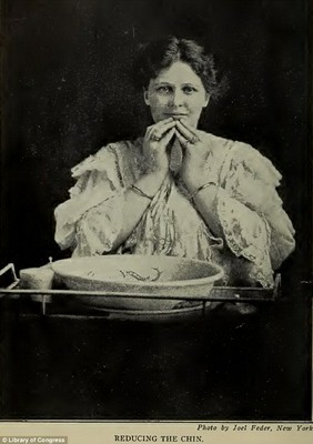 Một mẹo nhỏ khác được cho là có thể giúp xóa nếp nhăn là sử dụng thạch cao để… bôi lên mặt.