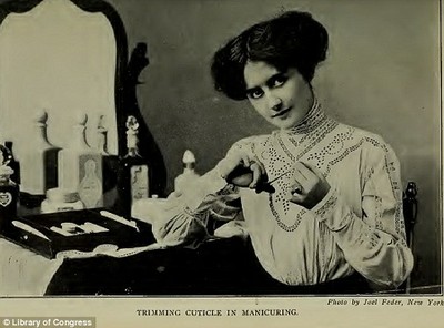 Một mẹo nhỏ khác được cho là có thể giúp xóa nếp nhăn là sử dụng thạch cao để… bôi lên mặt.