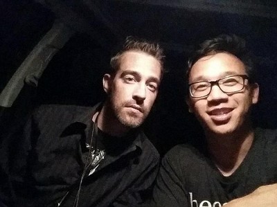 Alex Sheen khi đang thực hiện việc làm từ thiện