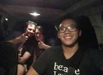 Alex Sheen khi đang thực hiện việc làm từ thiện