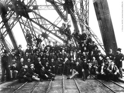 Gustave Eiffel và các đồng nghiệp chụp tại công trình nổi tiếng do ông thiết kế năm 1889.