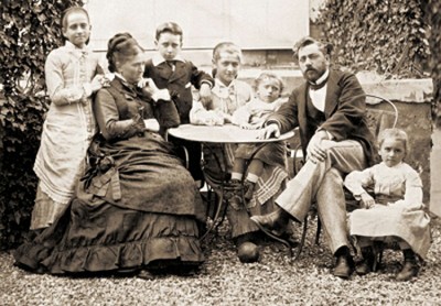 Gustave Eiffel và các đồng nghiệp chụp tại công trình nổi tiếng do ông thiết kế năm 1889.