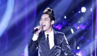 Muôn kiểu nhận "con nuôi" gây sốc của showbiz Việt