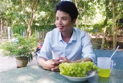 Tác giả Nguyễn Văn Vỹ (Thiên Vỹ) trò chuyện với phóng viên. Ảnh: HTL