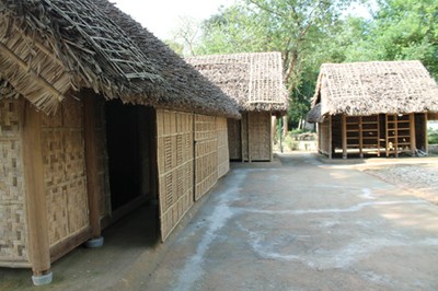 Mỗi căn nhà bao gồm nhà chính 3 gian vuông góc với nhà ngang và bếp.