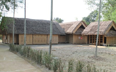 Phục dựng 3 căn nhà hàng xóm của Bác Hồ