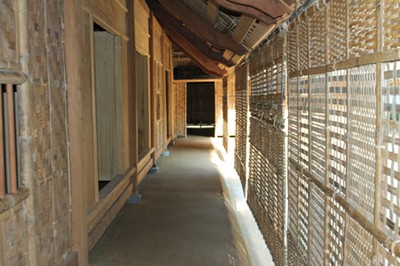 Mái hiên của từng ngôi nhà đều có những bức rèm bằng tre có tác dụng ngăn mưa nắng.