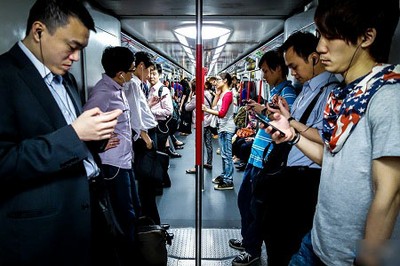 Trong lúc chờ tàu, các hành khách đều tranh thủ giải trí bằng điện thoại di động