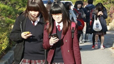 Trong lúc chờ tàu, các hành khách đều tranh thủ giải trí bằng điện thoại di động