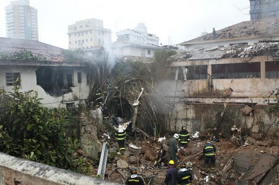 Máy bay đã đâm vào 3 ngôi nhà và bốc cháy dữ dội.