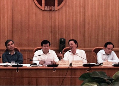 Bộ trưởng Xây dựng và Chủ tịch UBND Hà Nội trao đổi tại cuộc làm việc.