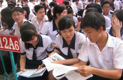 Phụ huynh chờ con trước cổng trường thi trong mùa thi ĐH, CĐ năm nay