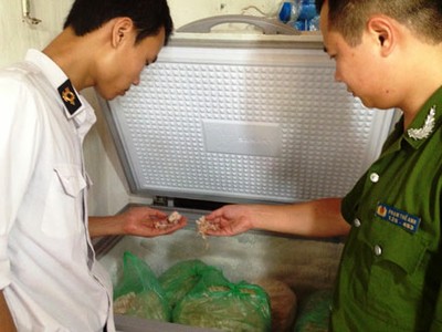 Hàng trăm kg bì lợn, mỡ lợn được cơ sở này dự trữ trong tủ bảo ôn để chế biến thành mỡ lợn.