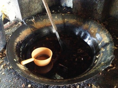 Chiếc chảo dùng để chiết xuất mỡ lợn nhìn thấy mà nổi da gà.