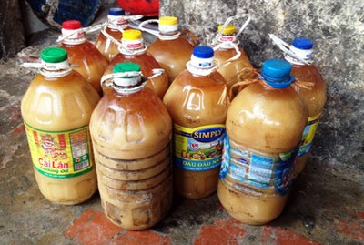 Chiếc chảo dùng để chiết xuất mỡ lợn nhìn thấy mà nổi da gà.