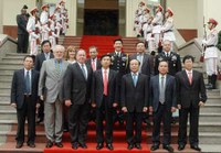 Thứ trưởng Thường trực Đặng Văn Hiếu tiếp Thứ trưởng phụ trách Tình báo Hoa Kỳ 