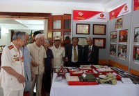 Tiếp nhận kỷ vật của Công an quận Ba Đình và CLB sĩ quan hưu trí TP Hà Nội